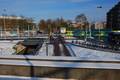 904592, Gezicht op het Leidseveer te Utrecht, vanaf het eerste perron van het Centraal Station, met een passerende sneltram van Connexxion naar IJsselstein., Lansink, V.M., fotograaf