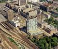 85205, Luchtfoto van het 4e Hoofdgebouw van de Nederlandse Spoorwegen (HGB IV, Laan van Puntenburg 100) te Utrecht, uit het zuiden. Links op de voorgrond een gedeelte van het Centraal Station. Op de achtergrond een gedeelte van het winkel- en kantorencentrum Hoog Catharijne en het streekbusstation aan het Stationsplein. Rechts op de voorgrond het park Nieuweroord., Fotodienst GAU, fotograaf