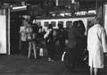 171356, Afbeelding van treinreizigers (backpackers) op een van de perrons van het N.S.-station Utrecht C.S. te Utrecht., Nederlandse Spoorwegen, fotograaf
