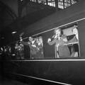 164156, Afbeelding van het vertrek van de Hotelplan Expres uit het N.S.-station Den Haag H.S. te Den Haag., Hessels, L. (Nederlandse Spoorwegen), fotograaf
