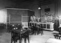 166090, Interieur van het N.S.-station Tiel te Tiel: wachtkamer 2e klasse., Nederlandse Spoorwegen, fotograaf