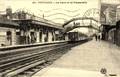 29 - PUTEAUX - La gare et la passerelle - Départ d'une automotrice électrique.