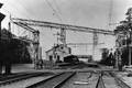 154611, Gezicht op het N.S.-station Driebergen te Driebergen-Rijsenburg, met op de voorgrond de constructie voor de kruising van de bovenleidingen van de trein en de tram van de N.B.M.