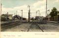 164973, Gezicht op het S.S.-station Roosendaal te Roosendaal, met goederenloods, perrons, seinen en een waterkolom.