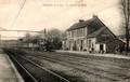 ETRECHY (S. et O.) - La Gare sur les Quais - Passage d'un train.