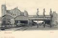 13097, Gezicht op de rechtergevel met overkapte perrons en loopbrug van het station te  Amersfoort uit het noordoosten.