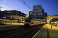 903013, Gezicht op het 7e (rechts) en 8e perron van het Centraal Station (Utrecht Centraal) te Utrecht, tijdens de schemering. Op de achtergrond het Stadskantoor., Het Utrechts Archief, fotograaf