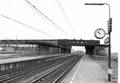 150871, Gezicht op de perrons van het N.S.-station Zoetermeer te Zoetermeer met op de achtergrond de voetgangersbrug naar de toekomstige halte Driemanspolder aan de Zoetermeer Stadslijn. Links de Rijksweg A12., Nederlandse Spoorwegen, fotograaf
