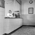 152494, Interieur van het N.S.-station Horst-Sevenum te Hegelsom: hal met loketbalie, met geheel links het gedenkteken voor wegwerker A. van der Burgt en railwachter P. M. L. Derix., Nederlandse Spoorwegen, fotograaf