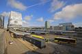 900470, Gezicht op het Centraal Station te Utrecht, vanaf de Moreelsebrug, met op de voorgrond het autobusstation Jaarbeurszijde., Het Utrechts Archief, fotograaf