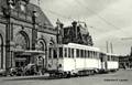 134T - VALENCIENNES (Nord) - La motrice n° 28 et sa remorque pour Hergnies, passent au droit de la gare, en 1960.