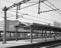 76410, Gezicht op het 3e (voorgrond) en 4e perron van het Centraal Station van de N.S. te Utrecht. Links op de achtergrond het Beatrixgebouw van de Jaarbeurs aan de Croeselaan., Fotodienst GAU, fotograaf