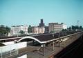 21787, Gezicht op een van de perrons van het Centraal Station te Utrecht  met op de achtergrond de Administratiegebouwen van de Nederlandse Spoorwegen (Moreelsepark) en rechts het Stationspostkantoor (Laan van Puntenburg 5)., Reinink, A.W., fotograaf