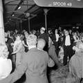 854193, Afbeelding van de aankomst van de Wageningse studenten op het N.S.-station Nijmegen, na een rit met een extra trein die van Ede via Utrecht en Geldermalsen naar Nijmegen reed, ter gelegenheid van de viering van het 17e lustrum van het Wageningse studentencorps., Nederlandse Spoorwegen, fotograaf