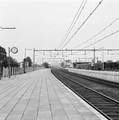 153041, Gezicht op de perrons van het N.S.-station Blerick te Blerick met op de achtergrond het stationsgebouw en seinhuis., Nederlandse Spoorwegen, fotograaf