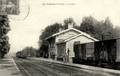 902 - CERONS (Gironde) - La gare et l'arrivée d'un train.