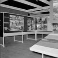858595, Afbeelding van de tentoonstelling ter gelegenheid van de opening van het nieuwe N.S.-station Beverwijk., Hessels, L. (Nederlandse Spoorwegen), fotograaf