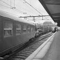 159486, Afbeelding van een gedeelte van een autoslaaptrein op het N.S.-station Maastricht te Maastricht. Rechts een diesel-electrich treinstel DE 2 ("Blauwe Engel") van de N.S., Nederlandse Spoorwegen, fotograaf