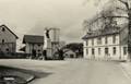 FRASNE (Doubs) - La cour de la gare et le Monument aux Morts.