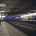 849425, Gezicht op de perrons van het N.S.-station Utrecht C.S. te Utrecht, bij avond., Peeters, N.M., fotograaf/schilder