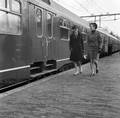 858509, Afbeelding van enkele jonge dames bij een internationale trein langs het perron van het N.S.-station Driebergen-Zeist te Driebergen-Rijsenburg., Nederlandse Spoorwegen, fotograaf