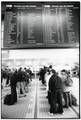 170242, Afbeelding van het vertrektijdenbord in de hal van het N.S.-station Utrecht C.S. te Utrecht, met op de voorgrond rijen wachtende personen voor de loketten., Lankveld, J., fotograaf