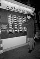 846257, Afbeelding van de automatiek voor snacks in het N.S.-station Den Haag H.S. te Den Haag., Hessels, L. (Nederlandse Spoorwegen), fotograaf