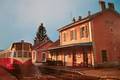 Vers 1960, un autorail stationne en gare de GILLEY (Doubs).