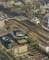 805459, Luchtfoto van het N.S.-station Utrecht C.S. (Centraal Station) te Utrecht met op de voorgrond het kantoor van de Provinciaal Utrechtse Electriciteits Maatschappij (P.U.E.M., Croeselaan 28), het Centrum voor Informatieverwerking (CV I, Croeselaan 22) en het Hoofdkantoor Rabobank Nederland (Croeselaan 18)., Fotodienst GAU, fotograaf