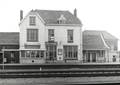 809733, Gezicht op de perronzijde van het N.S.-station Coevorden., Spoorwegrecherche, fotograaf
