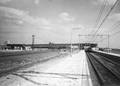 150872, Gezicht op de perrons van het N.S.-station Zoetermeer te Zoetermeer met op de achtergrond de voetgangersbrug naar de toekomstige halte Driemanspolder aan de Zoetermeer Stadslijn. Links de Rijksweg A12., Nederlandse Spoorwegen, fotograaf