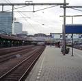 849403, Gezicht op het vijfde perron van het N.S.-station Utrecht Centraal te Utrecht., Peeters, N.M., fotograaf/schilder