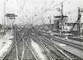 502531, Gezicht op het emplacement aan de noordzijde van het N.S.-station Utrecht C.S. te Utrecht, met links het nooit in dienst genomen seinhuis bij de Leidseveertunnel (zijde Kanaalstraat) en rechts het in aanbouw zijnde nieuwe seinhuis Post A., Hoekstra, J., fotograaf
