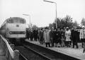 165516, Afbeelding van de genodigden op het perron van het N.S.-station Buitenpost te Buitenpost, tijdens de opening van het nieuwe stationsgebouw, met links de feesttrein (een diesel-electrisch treinstel DE 3 (plan U) van de N.S.)., Nederlandse Spoorwegen, fotograaf