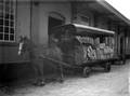807527, Afbeelding van een paard met wagen van Van Gend & Loos, met stukgoederen, bij de goederenloods van het N.S.-station Groningen te Groningen., Nederlandse Spoorwegen, fotograaf