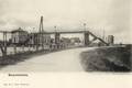13825, Gezicht op de Oostkanaaldijk te Nieuwersluis (gemeente Loenen aan de Vecht) uit het zuidoosten; met op de achtergrond het station en de voetgangersbrug over het Merwedekanaal.