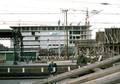 801467, Gezicht op het in aanbouw zijnde Beatrixgebouw van de Jaarbeurs (Croeselaan) te Utrecht, vanaf één van de perrons van het Centraal Station (Utrecht C.S.). Rechts de werkzaamheden ten behoeve van de bouw van de Jaarbeurstraverse., Meijnen, W., fotograaf