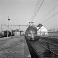 857750, Afbeelding van een electrisch treinstel mat. 1946 langs het perron van het N.S.-station Alphen aan den Rijn., Nederlandse Spoorwegen, fotograaf