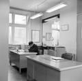 165699, Interieur van het N.S.-station Varsseveld te Varsseveld: plaatskaartenkantoor., Nederlandse Spoorwegen, fotograaf