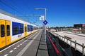 834708, Afbeelding van een trein langs het perron van het N.S.-station Utrecht Leidsche Rijn te Utrecht, met rechts de in aanbouw zijnde busbaan langs de Vleutensebaan., Het Utrechts Archief, fotograaf