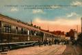 CHERBOURG (Manche) - Les voyageurs qui vont s'embarquer, descendent du train spécial qui les amène devant la gare maritime.
 Editeur : Verschuele.