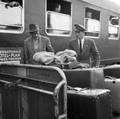 836789, Afbeelding van het inladen van de bagage en reizigers die zich gereedmaken voor het vertrek met de Hotelplan Expres naar Oostenrijk en Zwitserland op het perron van het N.S.-station Venlo., Hessels, L. (Nederlandse Spoorwegen), fotograaf