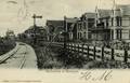 165077, Gezicht op de spoorlijn van de N.C.S. langs de Spoorstraat te Barneveld, met links op de achtergrond het N.C.S.-station Barneveld Dorp.