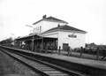 150452, Gezicht op de perronzijde van het N.S.-station Hoogezand-Sappemeer te Hoogezand., Nederlandse Spoorwegen, fotograaf