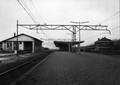 153154, Gezicht op het perron van het N.S.-station Krommenie-Assendelft te Krommenie met links de goederenloods en rechts het stationsgebouw., Nederlandse Spoorwegen, fotograaf