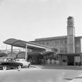 150115, Gezicht op het N.S.-station Arnhem en een taxistandplaats (ingang westzijde Stationsplein) te Arnhem., Nederlandse Spoorwegen, fotograaf