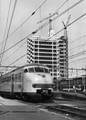 154480, Gezicht op de in aanbouw zijnde Katreinetoren van het N.S.-station Utrecht C.S. te Utrecht met op de voorgrond een electrisch treinstel plan V (mat. 1964) van de N.S., Nederlandse Spoorwegen, fotograaf