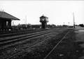154727, Gezicht op het seinhuis (Post T) bij het N.S.-station Hoogezand-Sappemeer te Hoogezand. Links een deel van de goederenloods., Nederlandse Spoorwegen, fotograaf