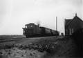 163009, Afbeelding van een trein naar Dokkum, getrokken door een stoomlocomotief uit de serie 7100 van de N.S., op het N.F.L.S.-station Metslawier te Metslawier., Onbekend