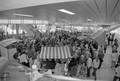 849723, Afbeelding van de grote publieke belangstelling in de hal van het N.S.-station Duivendrecht te Duivendrecht, tijdens de feestelijke opening van de Zuidtak (Weesp-Amsterdam RAI)., Podsada, W.M., fotograaf